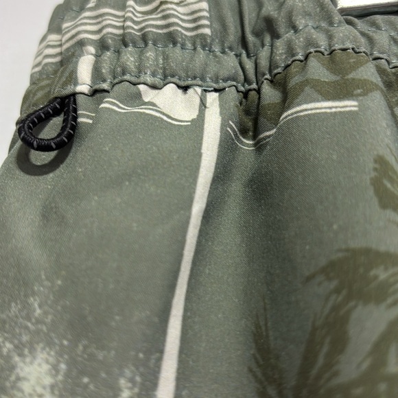 Quicksilver Board shorts,lined elastic waist,hip pockets,back velcro pocket,key - Picture 8 of 13